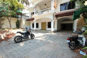 Central Family Villa Near the Independence Monument | Phnom Penh